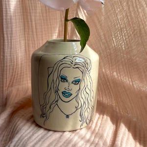 Coole Retro Keramik Vase, original Kunst, handgemachte Keramik Vase, illustrierte Keramik, Wohnkultur, einzigartiges Geschenk, Kunstkeramik, handgemachtes Geschenk