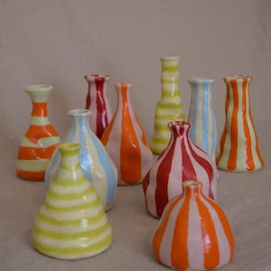 Jarrón de cerámica artesanal para una sola pieza / Jarrón de cerámica artística único / Rayas pintadas a mano / Jarrón escultural para flores / Decoración colorida para el hogar / Regalo original