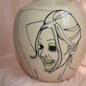 Coole Retro Keramik Vase, original Kunst, handgemachte Keramik Vase, illustrierte Keramik, Wohnkultur, einzigartiges Geschenk, Kunstkeramik, handgemachtes Geschenk