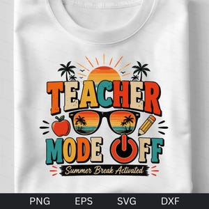 Puede incluir: Una camiseta blanca con un gráfico que incluye el texto TEACHER MODE OFF y Summer Break Activated. El diseño presenta un atardecer, palmeras, una manzana roja, un lápiz amarillo y gafas negras con un icono de botón de encendido en la letra O.