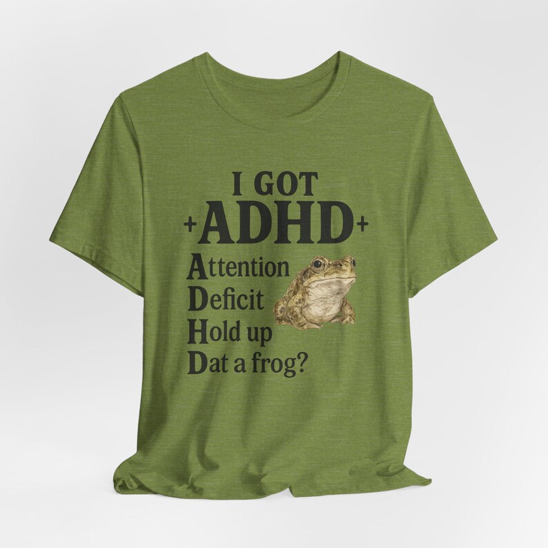 Maglietta con rana e ADHD – Maglietta con meme neurodivergente, umorismo per chi pensa troppo e soffre di burnout, regalo per gli amanti delle rane immagine 4