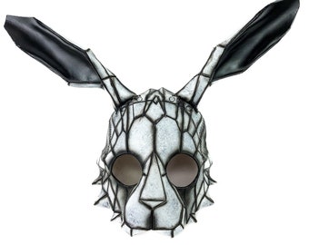 Op voorraad: leren masker met geometrisch konijn in zwart-wit