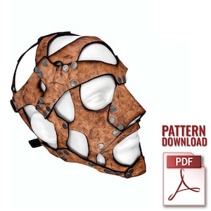 Puede incluir: Una máscara de cuero marrón con un diseño remachado y un interior blanco. La máscara tiene secciones recortadas y se asegura con una correa negra. La imagen incluye el texto "PATTERN DOWNLOAD" y un icono PDF.