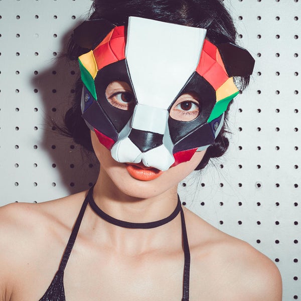 Máscara de cuero geométrica del oso panda del arco iris