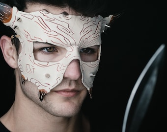 Handgemachte Maske aus Echtleder, gesehen auf Brooklyn 99