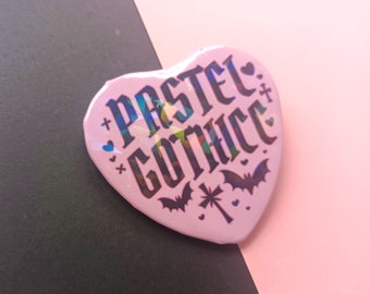 Insignias de botón de corazón con acabado holográfico de 57 mm con murciélagos rosas y negros de estilo gótico pastel