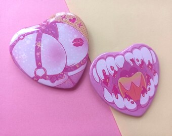 Insignias de botón con forma de corazón de 57 mm con acabado holográfico en rosa y amarillo de Spicy Teeth and Booty