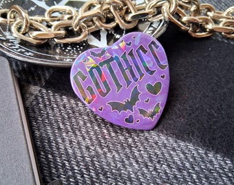 Insignias de botón de corazón con acabado holográfico de murciélago gótico morado de 57 mm