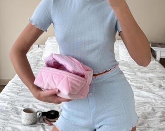 Pijama azul feminino em algodão, conjunto leve de top cropped e shorts para relaxar.