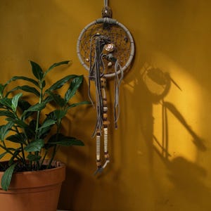 Atrapasueños de inspiración nativa - Tapiz de pared de cuero artesanal - Decoración bohemia - Gamuza gris y hueso de búfalo - Regalo artesanal único
