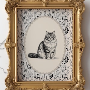Puede incluir: Impresión enmarcada con una detallada ilustración en blanco y negro de un gato. La obra de arte está enmarcada en un marco dorado ornamentado, con un borde floral. El gato está representado sentado.