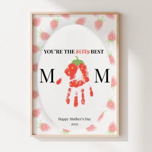 Lavoretto per la festa della mamma / Impronta di mano di fragola / Regalo per la mamma da parte del bambino / Lavoretto per bambini piccoli e neonati / Biglietto fai da te per la festa della mamma / Impronta di mano dipinta da bambino