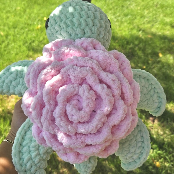 Peluche tortue de mer à fleurs roses