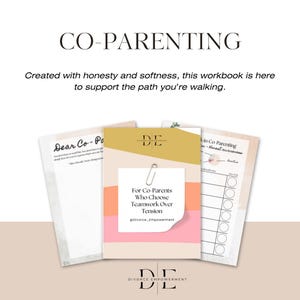 Op de afbeelding: Een verzameling co-ouderschap werkboeken met de titel "CO-PARENTING" bovenaan. De werkboeken hebben een neutraal kleurenpalet met de tekst "For Co-Parents Who Choose Teamwork Over Tension". De werkboeken zijn ontworpen om co-ouders te ondersteunen.