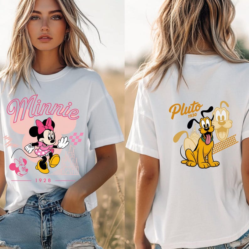 K&ouml;nnte beinhalten: Wei&szlig;es T-Shirt mit Minnie Mouse in rosa Kleid und Schleife, sowie dem Schriftzug "Minnie". Auf der R&uuml;ckseite Pluto mit der Aufschrift "Pluto 1930". Das Design ist rosa und gelb.