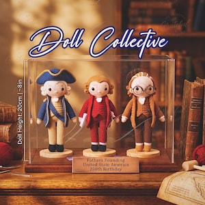 May include: Three crocheted dolls standing in a clear display case, each approximately 20 cm tall. The dolls represent historical figures in colonial attire, with a plaque reading Fathers Founding United State America 250th Birthday.