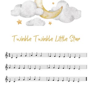 Puede incluir: Ilustración en acuarela con una luna creciente, nubes blancas y estrellas doradas. El texto "Twinkle Twinkle Little Star" está escrito debajo, con notas musicales.