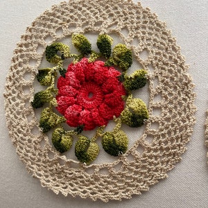 Vintage crochet doilies round with a center flower a set of 4 afbeelding 5