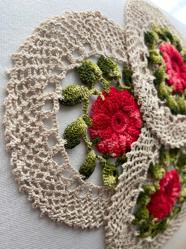 Vintage crochet doilies round with a center flower a set of 4 afbeelding 10