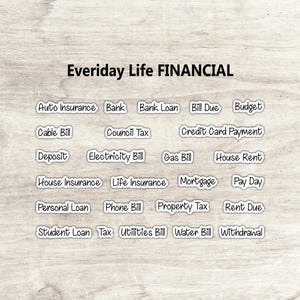 Peut inclure: Des autocollants blancs avec du texte noir sur un fond en bois clair. Les &eacute;tiquettes comprennent des termes financiers tels que "Assurance auto", "Pr&ecirc;t bancaire", "Budget", "Paiement par carte de cr&eacute;dit" et "Loyer". Le texte "Everiday Life FINANCIAL" est en haut.
