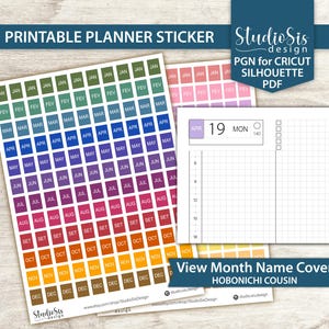 以下が含まれることがあります： さまざまな色の印刷可能なプランナーステッカーのコレクション。月間ラベルと毎日のプランナーページが含まれています。ステッカーには月が表示され、CricutおよびSilhouetteマシンで使用するように設計されています。「Printable Planner Sticker」というテキストが上部にあります。