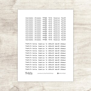 Peut inclure: Une feuille de papier blanche imprim&eacute;e avec du texte noir, pr&eacute;sentant divers termes financiers tels que "Assurance habitation", "Assurance vie" et "Hypoth&egrave;que". La feuille comprend &eacute;galement le texte "StudioSis design" et une adresse de site web.