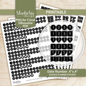 Puede incluir: Un conjunto de pegatinas imprimibles para planificadores con formas negras y números blancos del 1 al 31. Las pegatinas incluyen círculos, cuadrados, corazones y banderas. El texto en la imagen incluye StudioSis design, Printable, PNG for Cricut Silhouette PDF y Date Number 1cm x 1cm DOODLE PLANNER STICKERS.