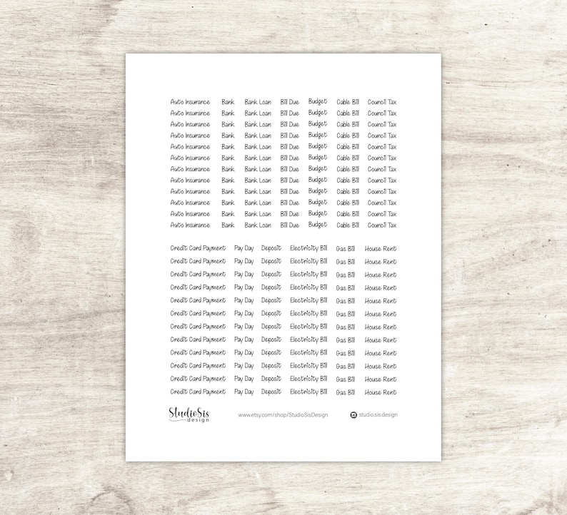 Peut inclure: Une feuille de papier blanche avec des &eacute;tiquettes de texte noir pour la planification financi&egrave;re. Les &eacute;tiquettes incluent "Assurance auto", "Pr&ecirc;t bancaire", "Paiement par carte de cr&eacute;dit", etc. Le nom de la boutique Etsy "Studio Sis Design" est en bas.