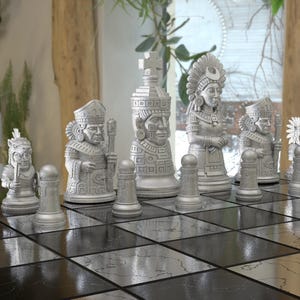 Peut inclure: Un jeu d'échecs argenté avec des pièces détaillées, dont des tours, des cavaliers, des fous, une reine, un roi et des pions. Les pièces sont disposées sur un échiquier noir et argenté, créant une configuration de jeu classique.
