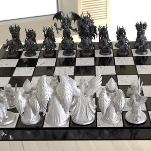 Peut inclure: Un jeu d'échecs sur le thème de la fantaisie avec des pièces noires et blanches. Les pièces noires représentent des figures démoniaques, tandis que les pièces blanches représentent des êtres angéliques. L'échiquier a une bordure noire et un motif à carreaux.