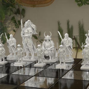 Pode incluir: Um conjunto de xadrez completo com figuras de guerreiros samurais brancos. As peças são detalhadas e dispostas em um tabuleiro de xadrez. O conjunto inclui várias figuras de samurais, como guerreiros com espadas, arqueiros e figuras sentadas.