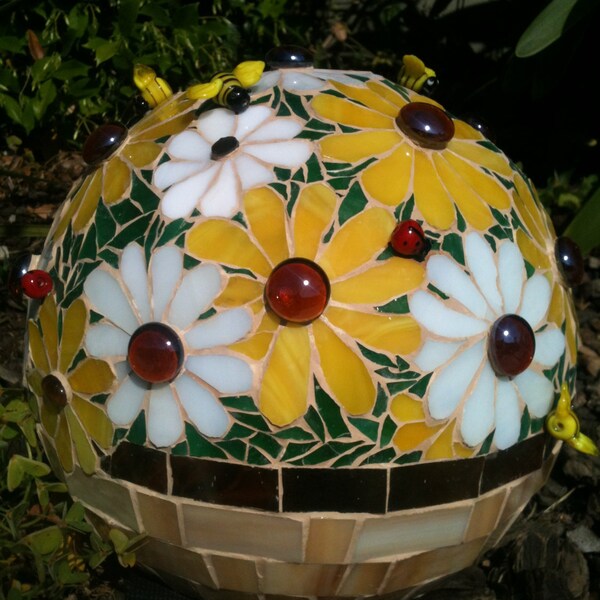 Daisy Mosaic Gazing Ball . Bowling Ball . Garden Sphere . Marbled Glass . Bee Beads . Lady Bug Beads . White & Yellow Daisies in a Basket