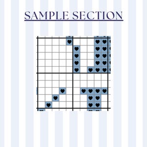 K&ouml;nnte beinhalten: Ein Musterbeispiel f&uuml;r Kreuzstich mit einem Raster aus Quadraten. Das Design zeigt blaue Formen und schwarze herzf&ouml;rmige Symbole. Der Text "SAMPLE SECTION" befindet sich oben, vor einem gestreiften Hintergrund.