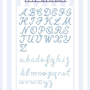 K&ouml;nnte beinhalten: Ein Kreuzstich-Alphabet-Diagramm in Hellblau, mit Gro&szlig;- und Kleinbuchstaben. Der Text "FULL ALPHABET" steht &uuml;ber den Buchstaben. Der Hintergrund hat vertikale blau-wei&szlig;e Streifen.