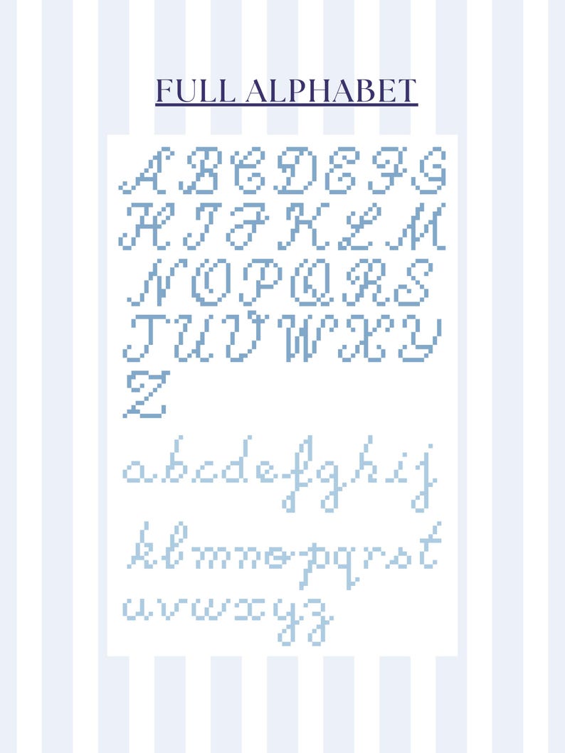 K&ouml;nnte beinhalten: Ein Kreuzstich-Alphabet-Diagramm in Hellblau, mit Gro&szlig;- und Kleinbuchstaben. Der Text "FULL ALPHABET" steht &uuml;ber den Buchstaben. Der Hintergrund hat vertikale blau-wei&szlig;e Streifen.