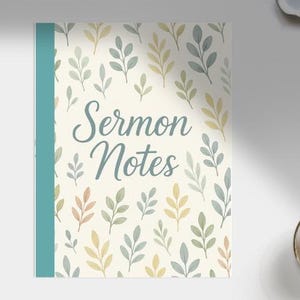 Puede incluir: Un cuaderno con las palabras "Sermon Notes" en escritura cursiva. La portada tiene un patrón de hojas verdes, amarillas y naranjas sobre un fondo crema. Una columna vertebral turquesa está en el lado izquierdo. Una regla de metal está a la izquierda.