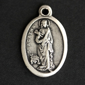 Médaille Sainte Agathe. Pendentif catholique. Charme de Sainte Agathe. Pendentif Sainte Agathe. Médaille de la Sainte Catholique. 25mm x 16mm (Qté 1)