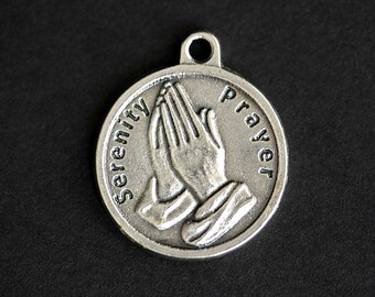 Médaille de prière de sérénité. Pendentif catholique. Charme de prière de sérénité. Pendentif de prière Sérénité. 25mm x 25mm (Qté 1)