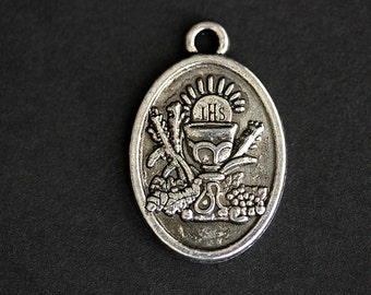 First Holy Communion Medal. Catholic Pendant. First Communion Charm. First Holy Communion Pendant. 25mm x 16mm (Qty 1)