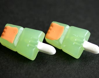 Dos (2) botones de paleta de lima y naranja. Botones verde lima. Botones de helado. Botones de plástico verde. Botones de helado. 29 mm x 15 mm