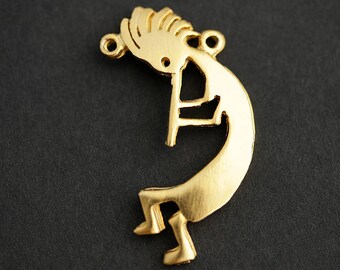 Dije conector Kokopeli. Dije Kokopeli dorado. Colgante Kokopeli. Dije indio Kokopeli bañado en oro. 33 mm x 16 mm