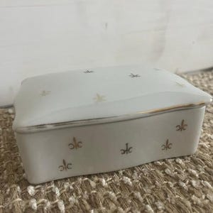 Vintage Lefton China Porcelain Trinket Box with Fleur-de-Lis Pattern ~ Hand-Painted ~ Mid-Century Japanese Decor