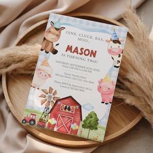 Könnte beinhalten: Eine rechteckige Geburtstagseinladungskarte mit Aquarell-Bauernhoftieren in Partyhüten, einer roten Scheune, einer Windmühle und einem Traktor. Der Text lautet OINK, CLUCK, BAA, MOO... MASON IS TURNING TWO! sowie Veranstaltungsdetails und ein blau karierter Rand.
