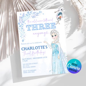 Può includere: Un invito di compleanno con Elsa di Frozen. L'invito ha uno schema di colori azzurro e bianco con il testo "the cold never bothered THREE anyways..." e "CHARLOTTE'S Third Birthday!" L'invito include anche la data, l'ora e il luogo.