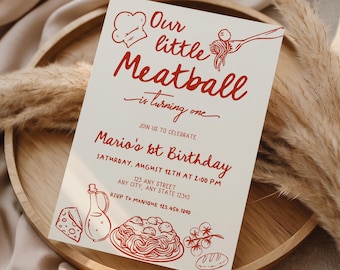 Może przedstawiać: Kremowe zaproszenie z czerwonym tekstem i ilustracjami. Tekst brzmi "Our little Meatball is turning one" i "Mario's 1st Birthday". Zawiera ilustracje czapki kucharskiej, makaronu i innych produktów spożywczych. Zaproszenie leży na drewnianej tacy.