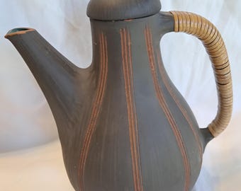 Cafetera Hegnetslund Denmark de estilo moderno de mediados de siglo, color negro, con asa envuelta en ratán turquesa (modelo 304).