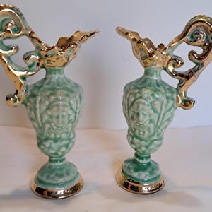 Jarrones pequeños vintage con esmalte verde y detalles dorados (par) de cerámica estilo mediados de siglo. Figuritas de jarra.