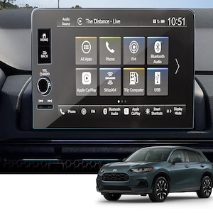 Könnte beinhalten: Ein digitales Auto-Display mit App-Symbolen für Telefon, UKW-Radio und Apple CarPlay. Der Bildschirm befindet sich vor einem dunklen Hintergrund. Im Vordergrund steht ein neuer, dunkelgrüner Honda HR-V SUV.