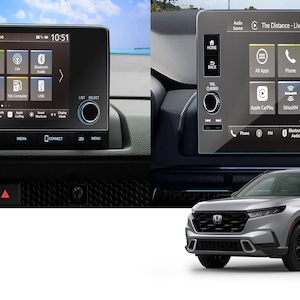 Könnte beinhalten: Das Infotainmentsystem eines Autos zeigt eine Touchscreen-Oberfläche mit App-Symbolen, darunter Telefon, Radio und Navigation. Der Bildschirm zeigt "The Distance - Live" und die Uhrzeit 10:51 an. Das Auto ist silberfarben mit schwarzen Rädern.