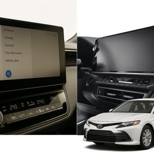 Puede incluir: Un sedán Toyota Camry blanco con interior negro, con una gran pantalla táctil que muestra la configuración del vehículo. El salpicadero incluye controles de climatización y un mando de volumen. La pantalla muestra opciones para Vehículo, Clima, Confort, Información de viaje y Alerta de vehículo.